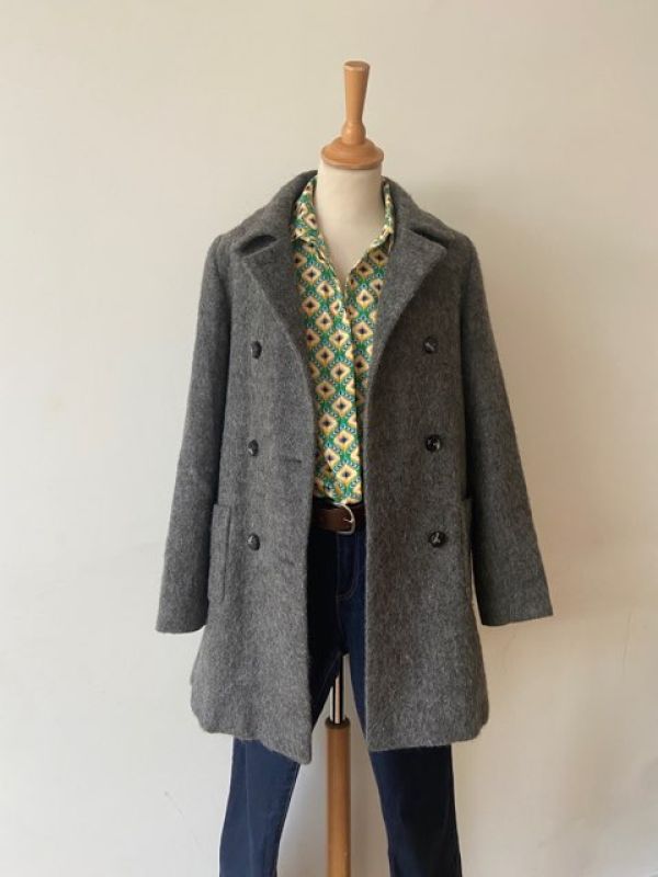 manteau TRENCH AND COAT, chemisier IT HIPPIE